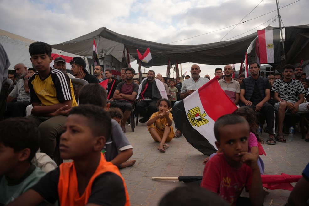O Comitê Egípcio em Gaza, onde Al-Wahidi atuava, é o braço humanitário do governo do Egito. A entidade fornece alimentos, abrigo e outros tipos de assistência aos palestinos e foi responsável por instalar telões em diferentes áreas de Gaza para a transmissão das partidas da Copa do Mundo. — Foto: Yousef Al Zanoun / AP