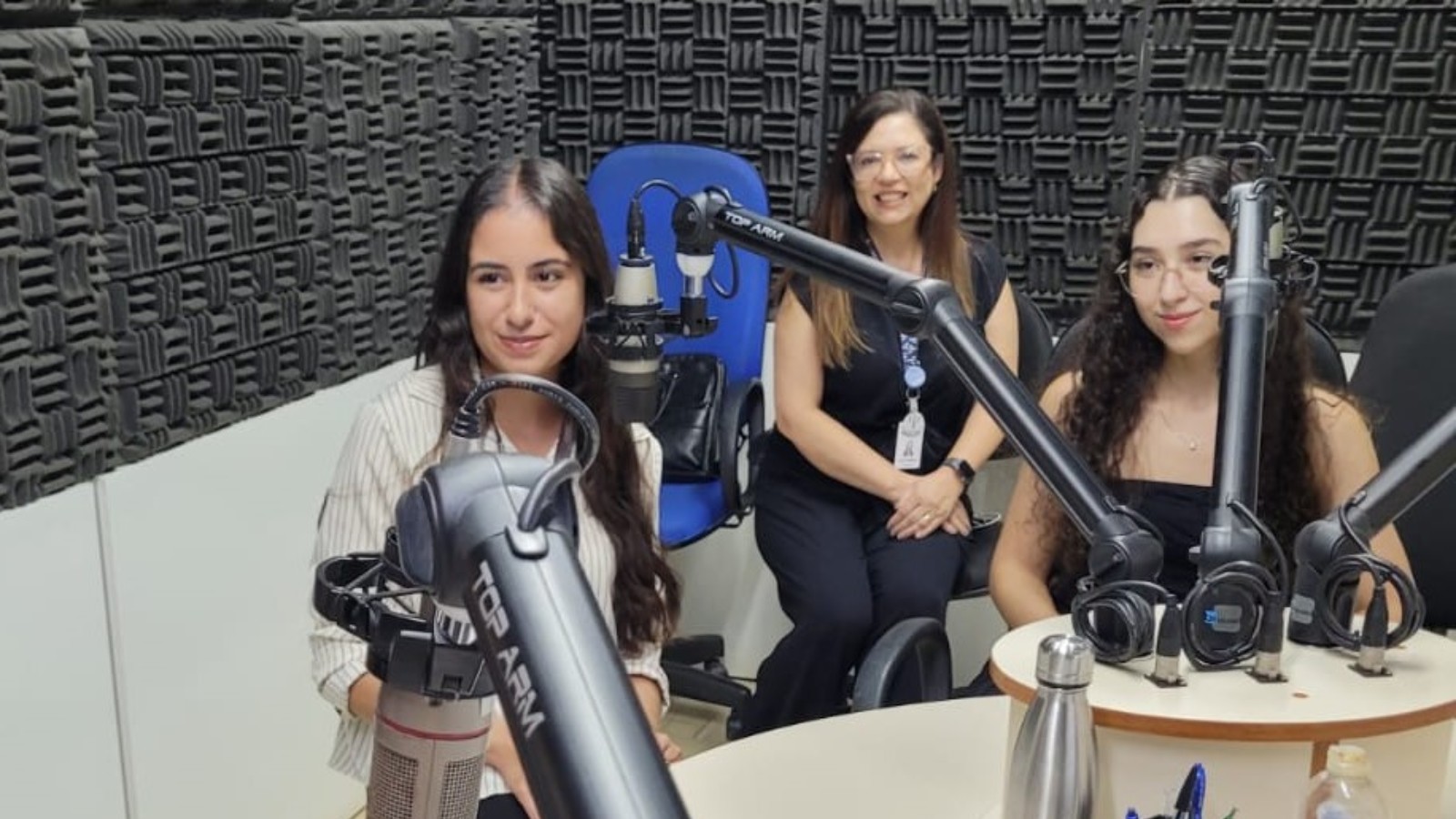 Acadêmicas levam informações sobre “Agosto Dourado” pelas ondas da Univás FM — Crédito: Divulgação