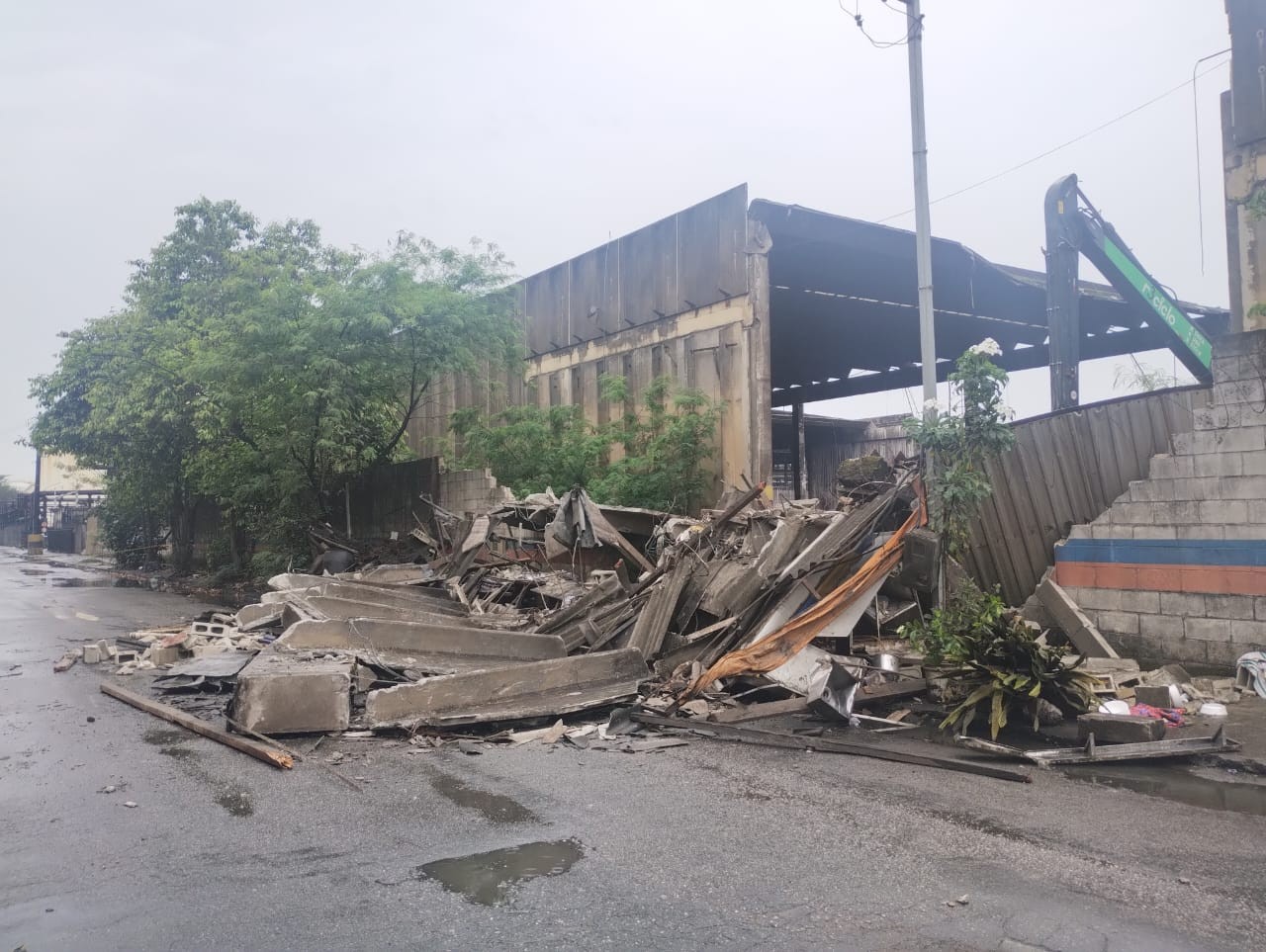 Estrutura e muro de galpão desabam e deixam feridos em Santos, SP