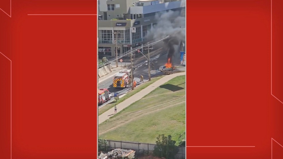 Carro pega fogo em Águas Claras — Foto: Reprodução