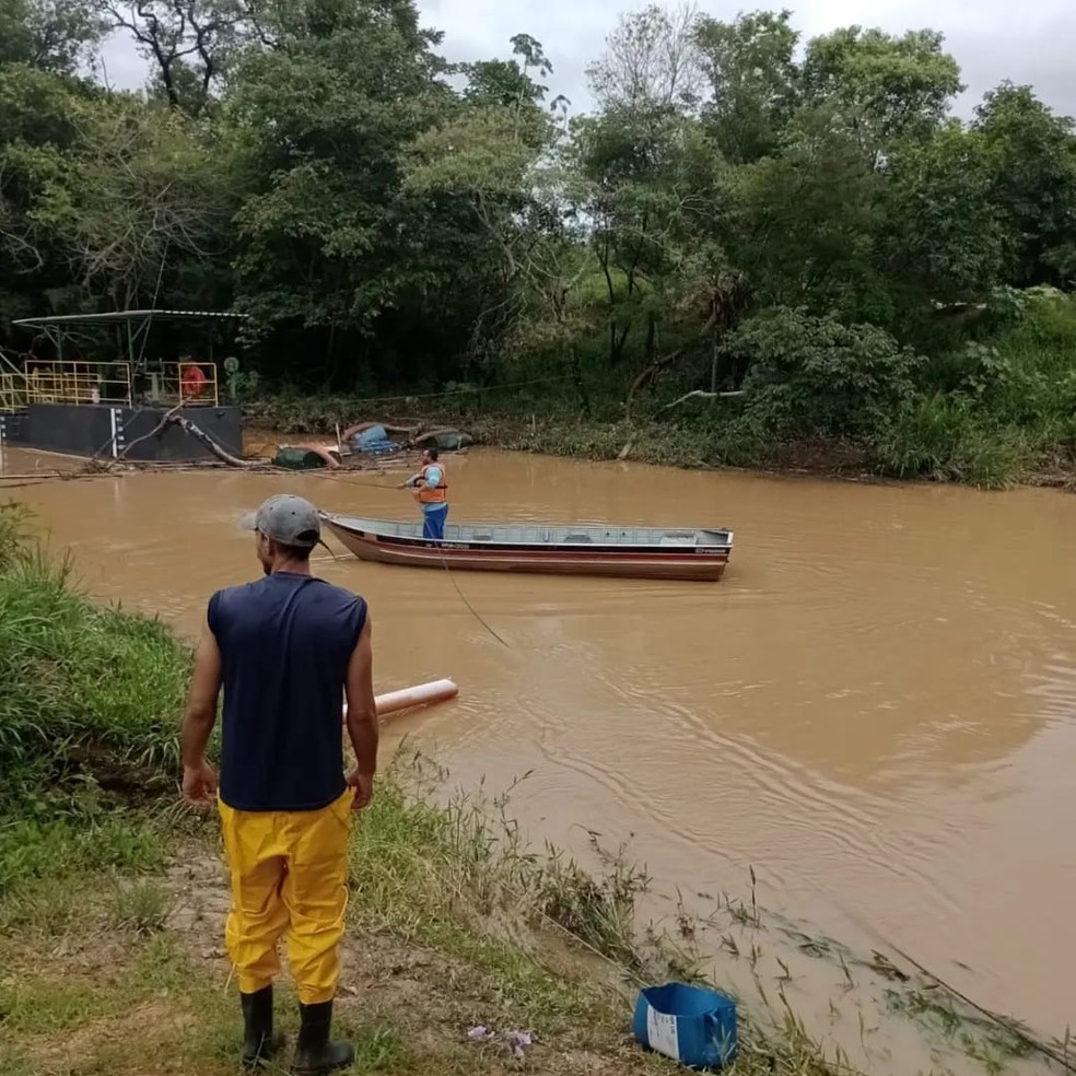 Equipes do Serviço Autônomo de Água e Esgoto (SAAE) trabalham em força-tarefa para a retirada de lama em área de captação de água — Foto: Saae/Divulgação