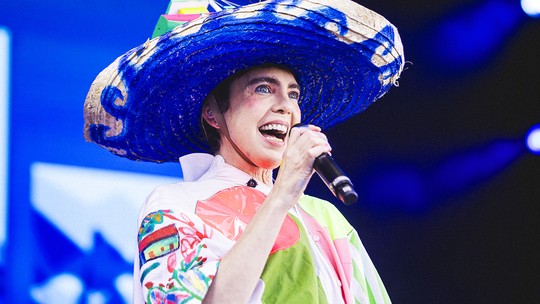 Adriana Partimpim põe ‘O quarto’ no palco de festival carioca em show mais vocacionado para espaços menores -