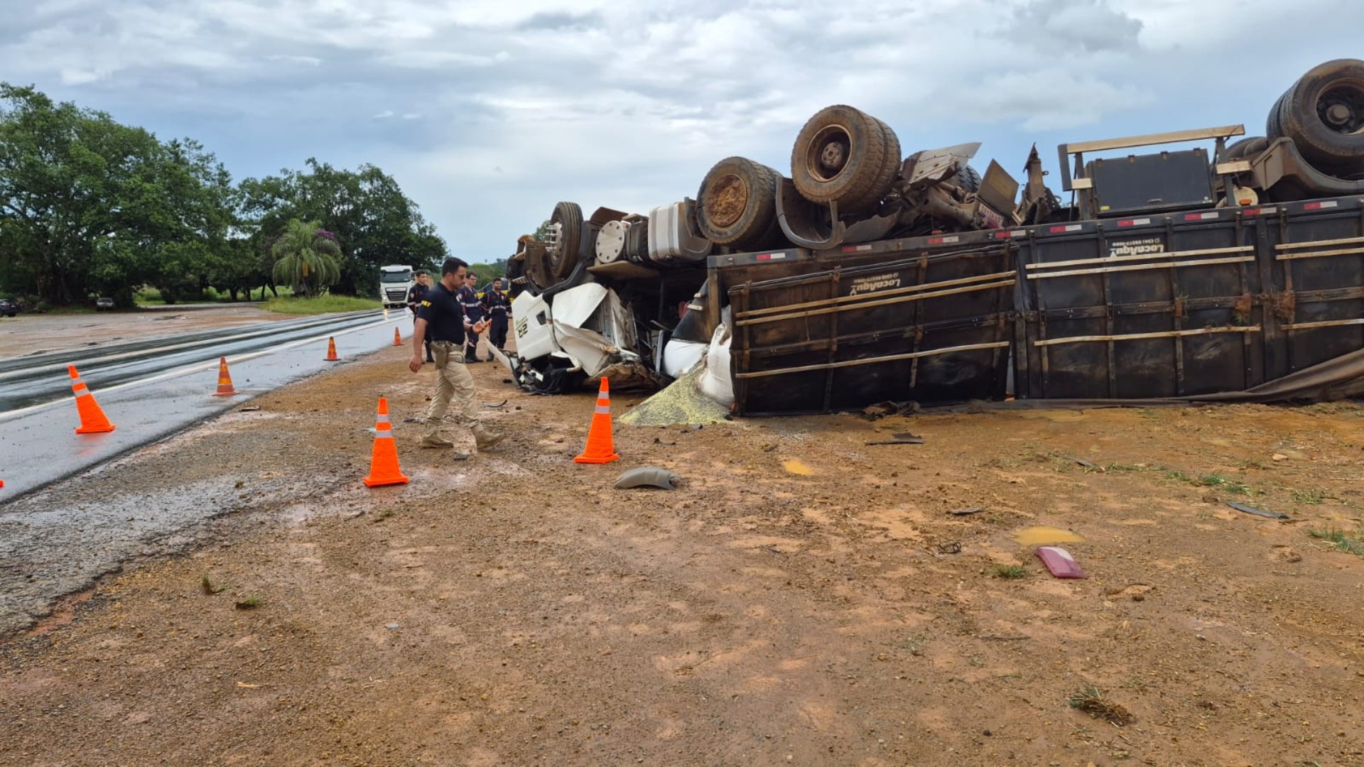 Motorista morre preso às ferragens após carreta capotar na BR-365 em MG