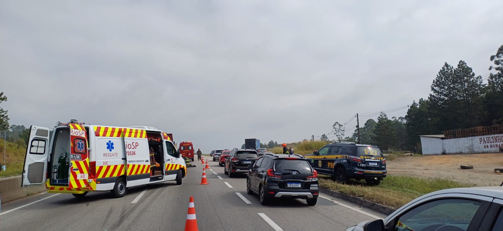Acidente entre caminhão, carro e moto deixa um ferido na Dutra, em Jacareí