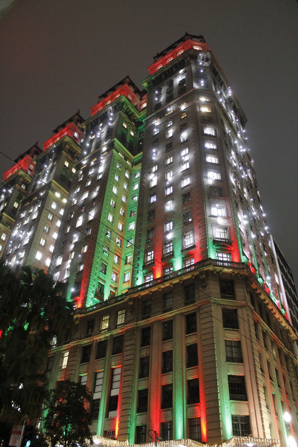 O Edifício Martinelli, um dos primeiros arranha-céus de São Paulo, recebe iluminação natalina, no centro da capital. — Foto: WILLIAN MOREIRA/ATO PRESS/ESTADÃO CONTEÚDO