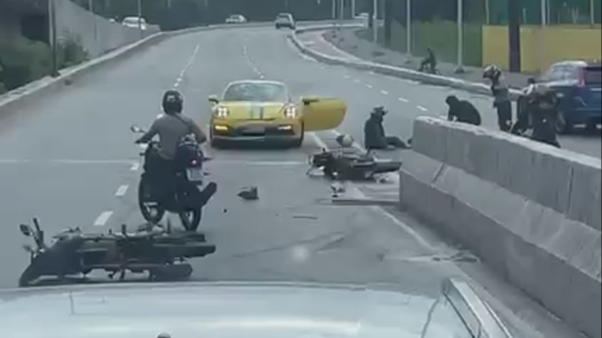 Porsche bate em duas motos e deixa três feridos em via expressa no Recife