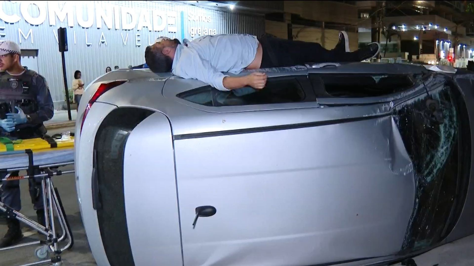VÍDEO: bancário capota carro, admite ter bebido e deita sobre carro tombado em Vila Velha