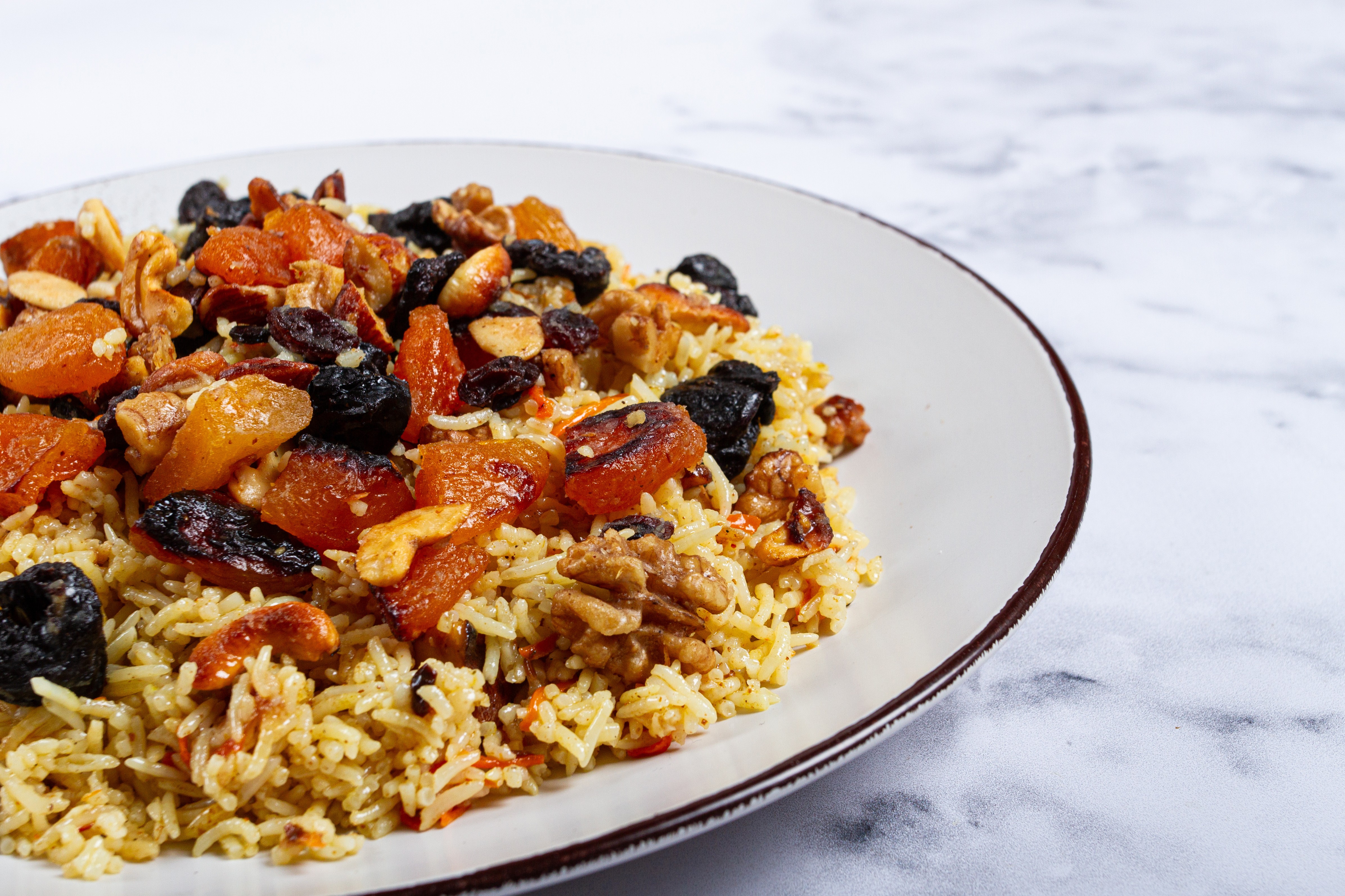 Por que a uva passa virou o ingrediente mais polarizador do Natal? Origem, tradição e como ela invadiu o arroz