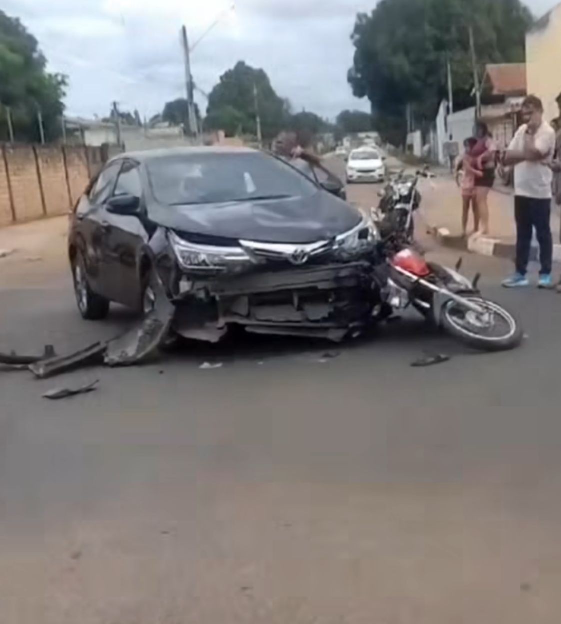 Jovem de moto fica ferido após carro invadir preferencial e causar acidente em Boa Vista