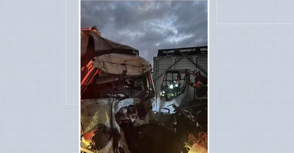Duas pessoas morrem e uma fica gravemente ferida após batida entre dois caminhões no sudoeste da Bahia — Foto: Reprodução/TV Sudoeste