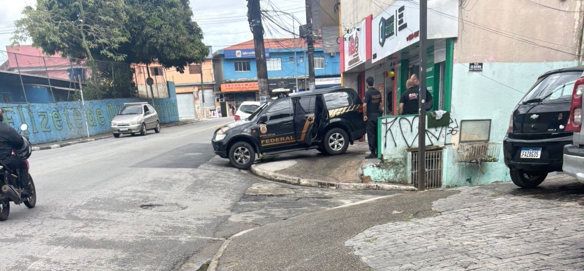 PF faz operação em Embu das Artes, na Grande SP, contra grupo suspeito de fraudar contratos de livros didáticos para prefeituras