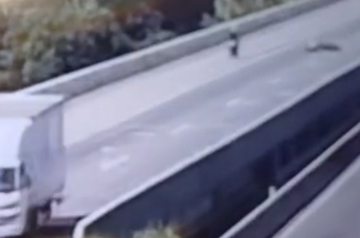 Vídeo mostra momento em que motociclista cai após atingir pedaço de concreto na Via Dutra, em Resende