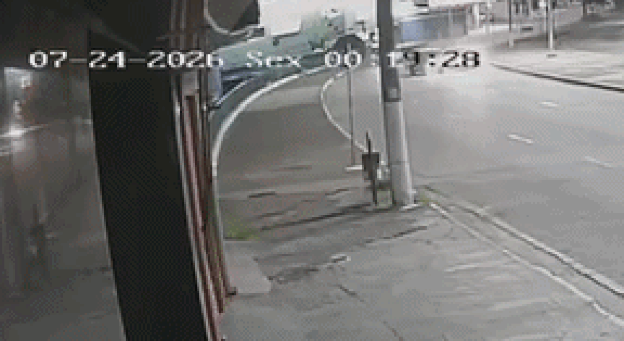 VÍDEO: motorista perde o controle de carro, bate em grade e veículo fica pendurado em ponte de avenida em Jundiaí