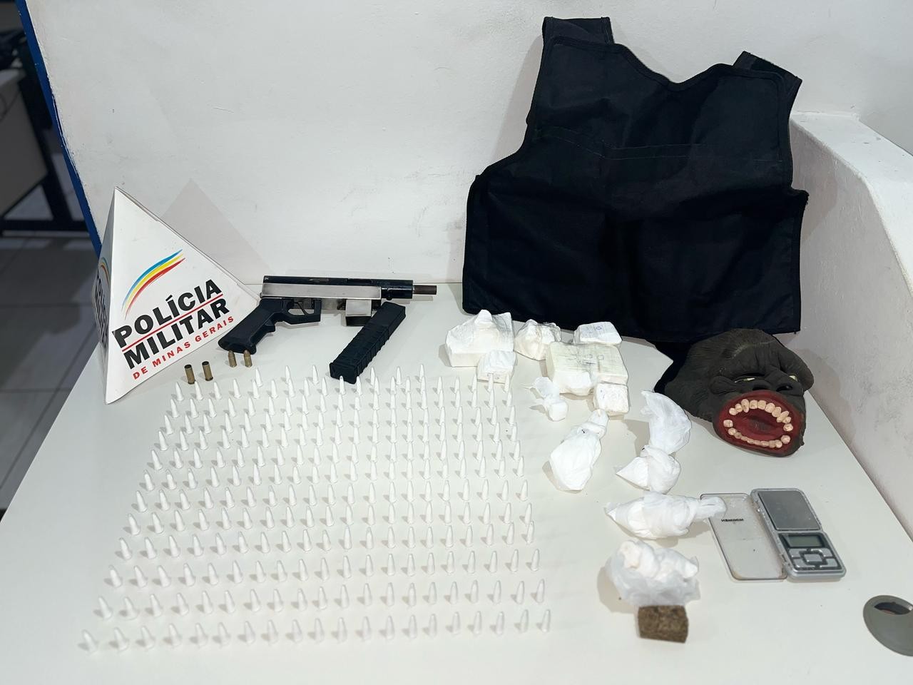Fruta de Leite: Polícia Militar apreende submetralhadora e grande quantidade de drogas em carro parado em estrada vicinal | Grande Minas