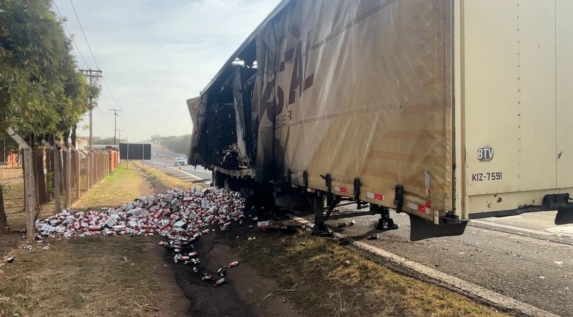 Carreta com 32 toneladas de cerveja pega fogo na Rodovia Cornélio Pires em Piracicaba 