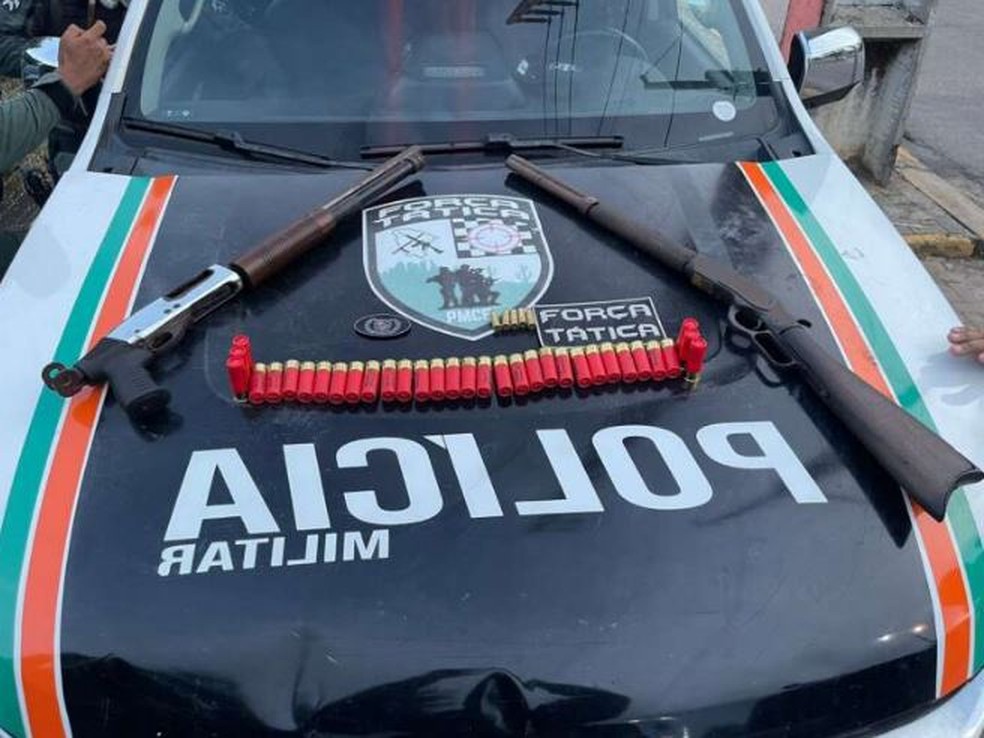 Polícia apreendeu duas armas municiadas com suspeitos de expulsar moradores do Bairro Praia do Futuro, em Fortaleza. — Foto: Polícia Militar/ Divulgação