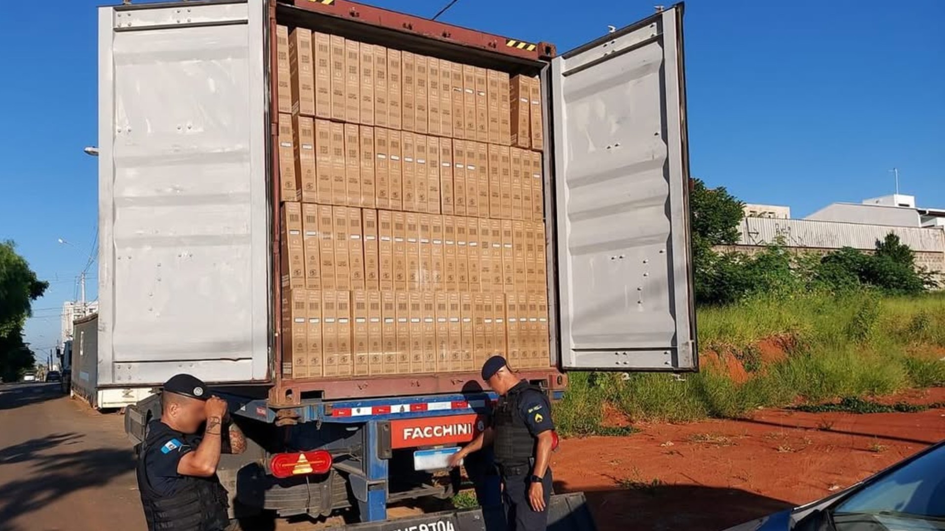 GCM recupera caminhão com cerca de 900 televisões roubadas em Salto