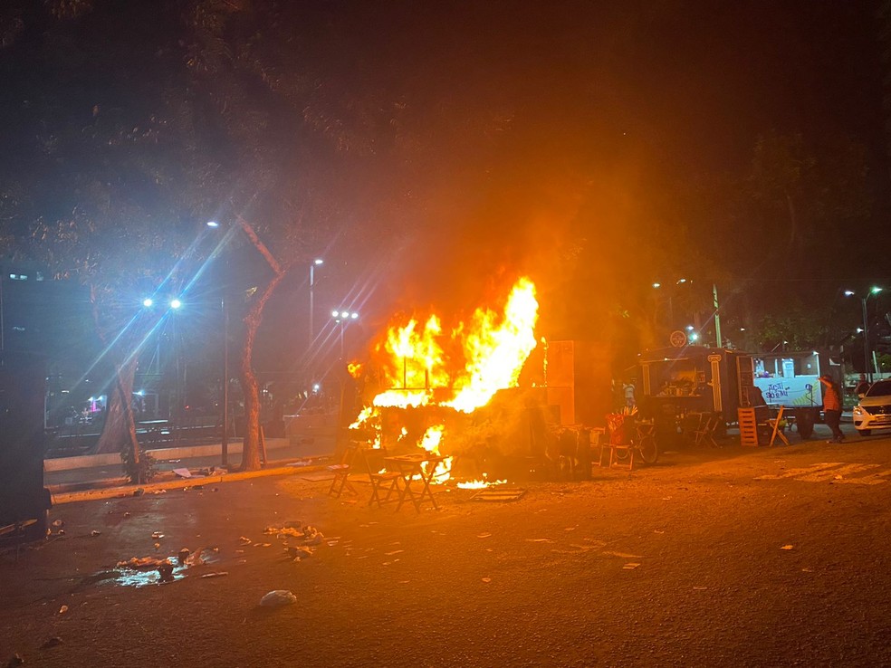 Incêndio destrói quiosque de lanches em praça de Fortaleza. — Foto: Reprodução