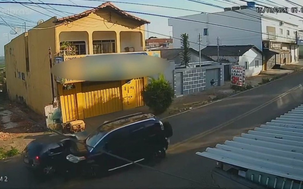 Acidente aconteceu por volta das 7h deste domingo (15), na Av. Prof. Benvindo Machado  — Foto: Reprodução/TV Anhanguera