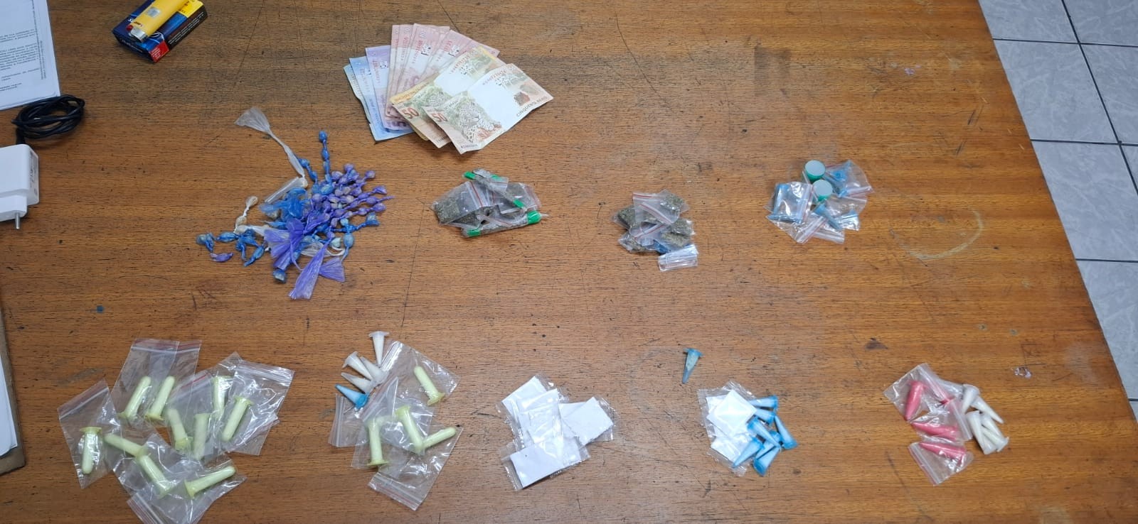 Suspeito é preso com mais de 100 porções de drogas e R$219 em Suzano