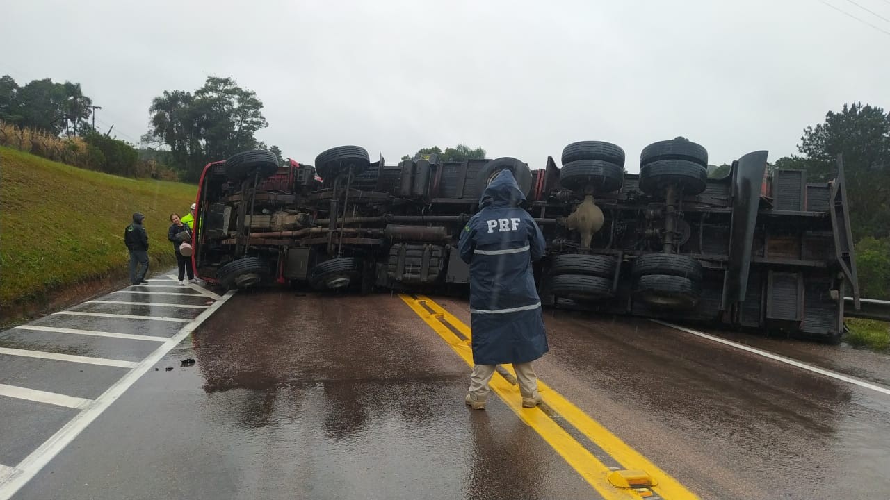 Caminhão carregado com 15 toneladas de maçã tomba na BR-116, em Mandirituba