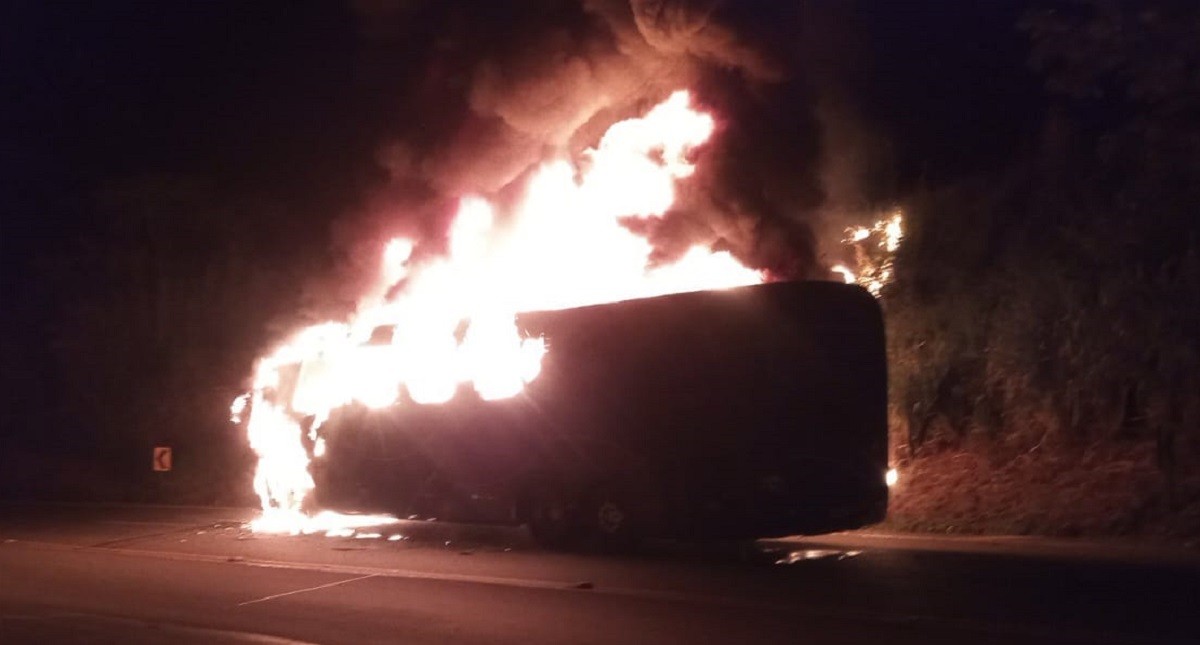 Ônibus com 24 passageiros pega fogo após bater em moto na BR-040; VÍDEO 