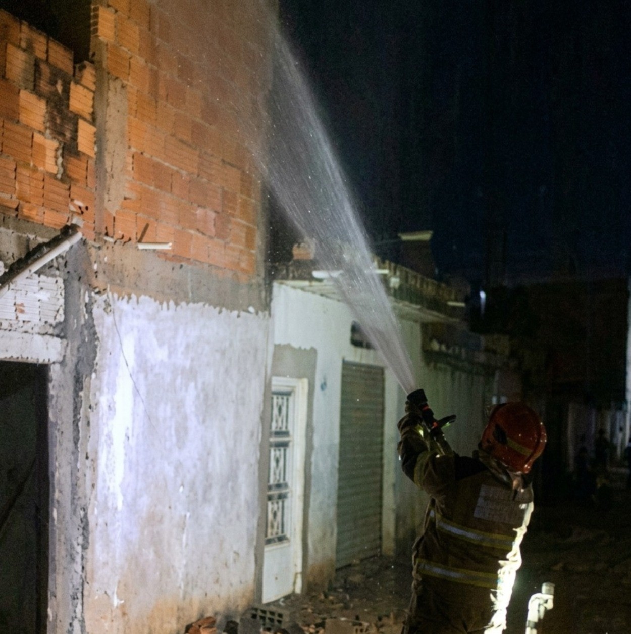 Incêndio que pode ter começado em panela elétrica danifica residência, em Montes Claros