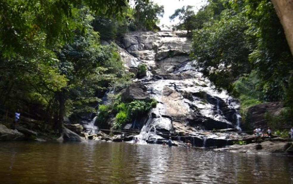 Imagem ilustrativa mostra cachoeira onde jovem caiu em Baturité, no interior do Ceará — Foto: Arquivo pessoal