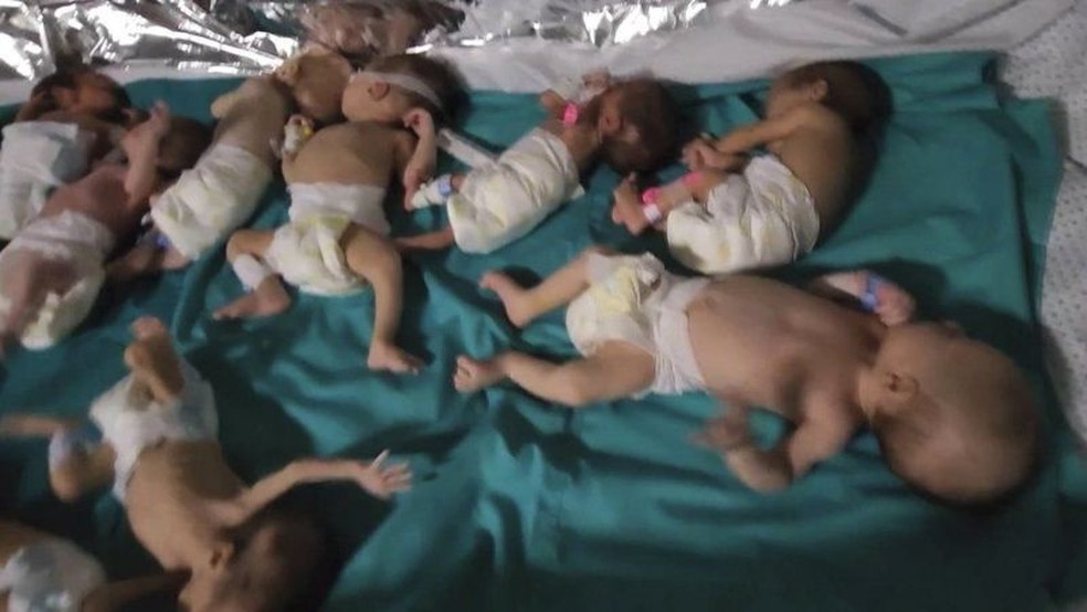 Bebês prematuros, que estavam sendo tratados na UTI neonatal de Al-Shifa, ficam juntos após serem retirados das incubadoras e transferidos para outro departamento — Foto: GETTY IMAGES via BBC