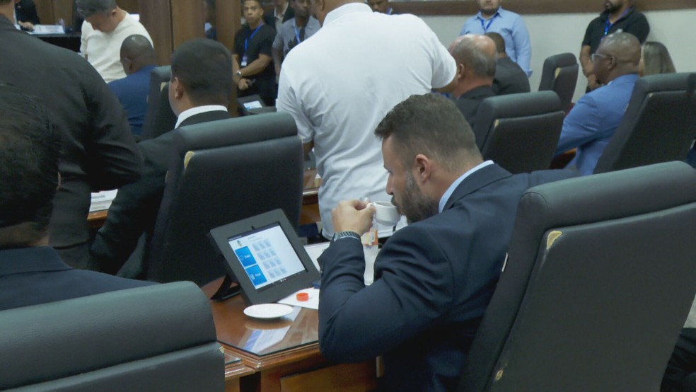 Câmara de Nova Iguaçu quer contratar coffee break para vereadores — Foto: Reprodução/TV Globo