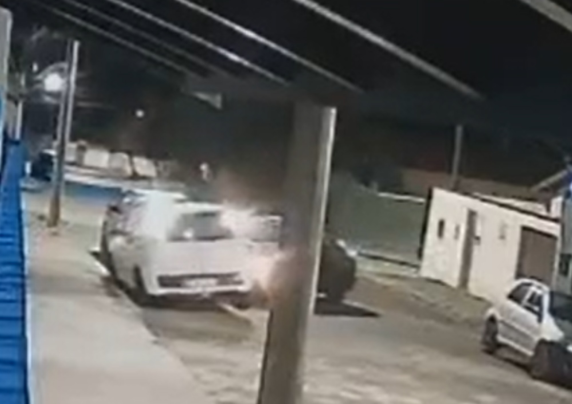 VÍDEO: motorista bate em carro estacionado, troca de lugar com passageiro e é 'esquecida' durante fuga no interior de SP