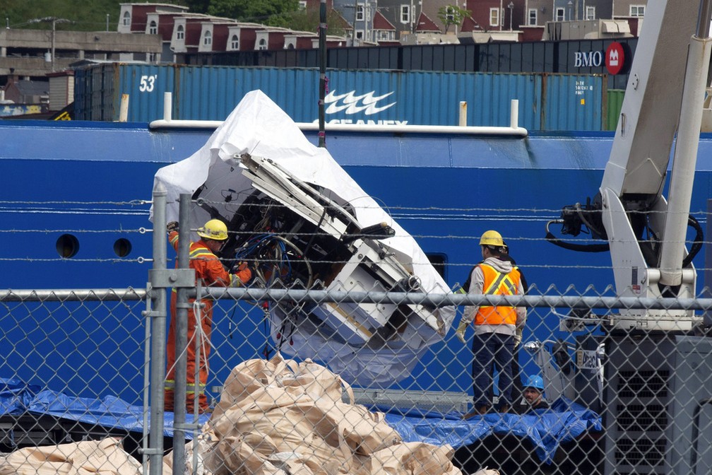 Parte da estrutura do submarino Titan, que implodiu durante uma expedição aos restos do Titanic, chegam a porto no Canadá, em 28 de junho de 2023.  — Foto: Paul Daly/The Canadian Press via AP