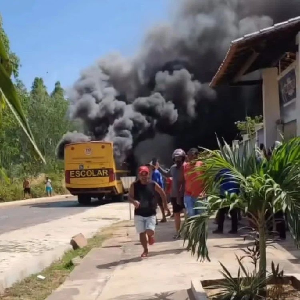 Populares atearam fogo no ônibus escolar — Foto: Divulgação