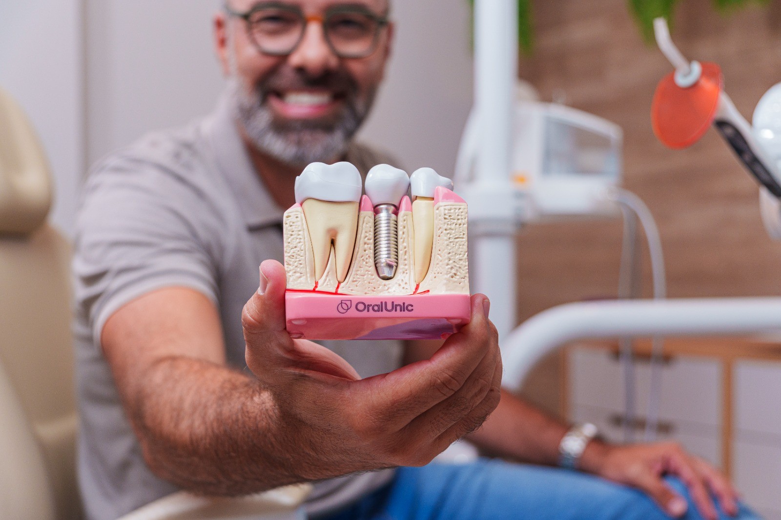 Implantes dentários devolvem sorriso em até 48h com técnica moderna e segura