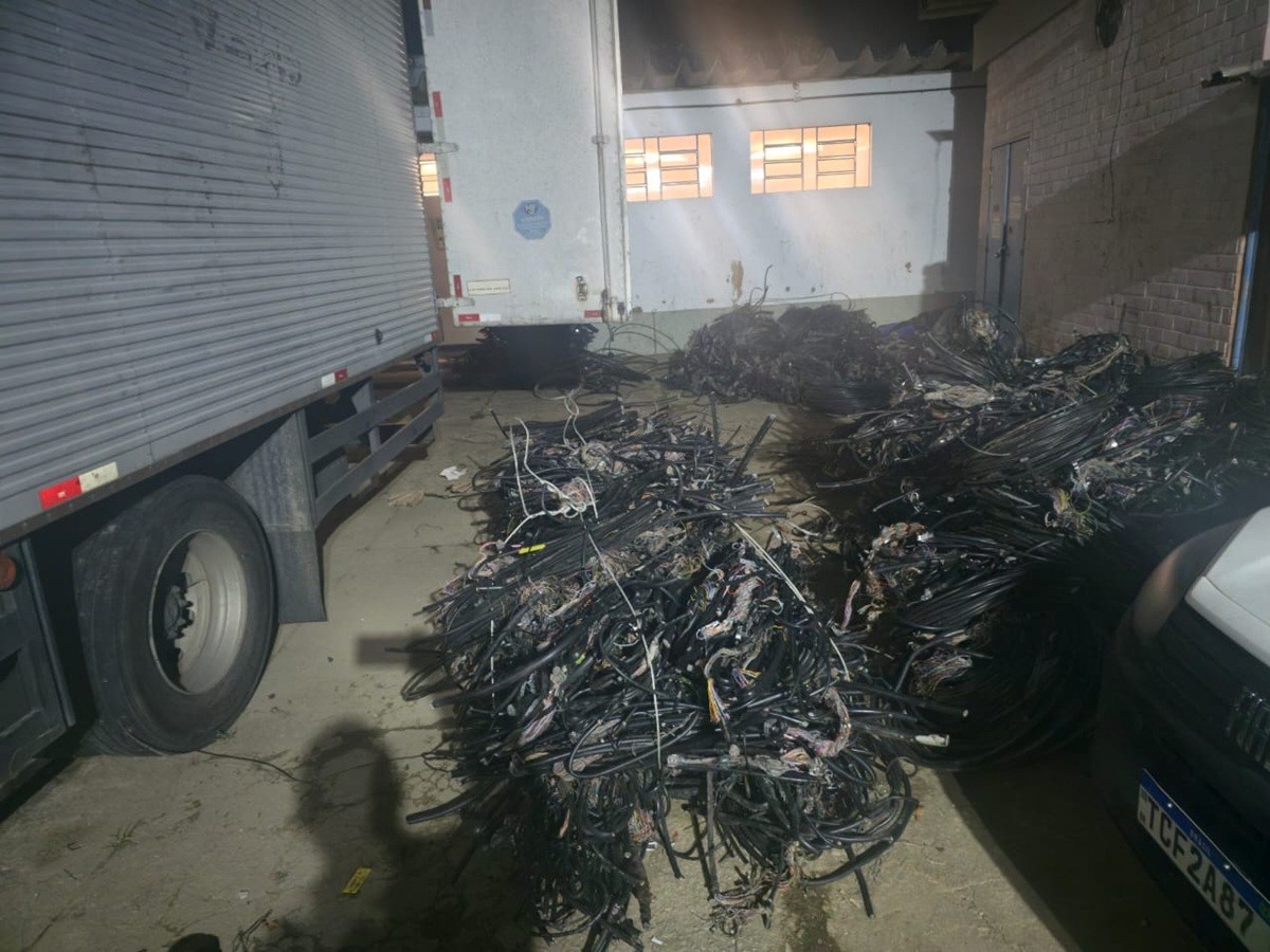 Quatro homens são presos após furtar 4 toneladas de cabos de telefonia em Itaipava