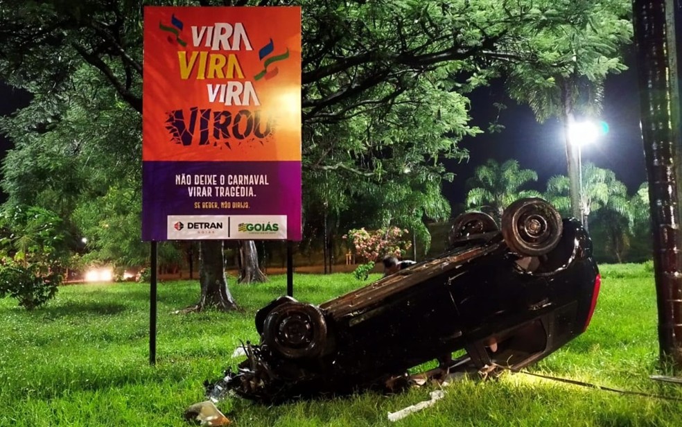 10 carros capotados foram instalados em avenidas de Goiânia, Goiás — Foto: Divulgação/Detran-GO