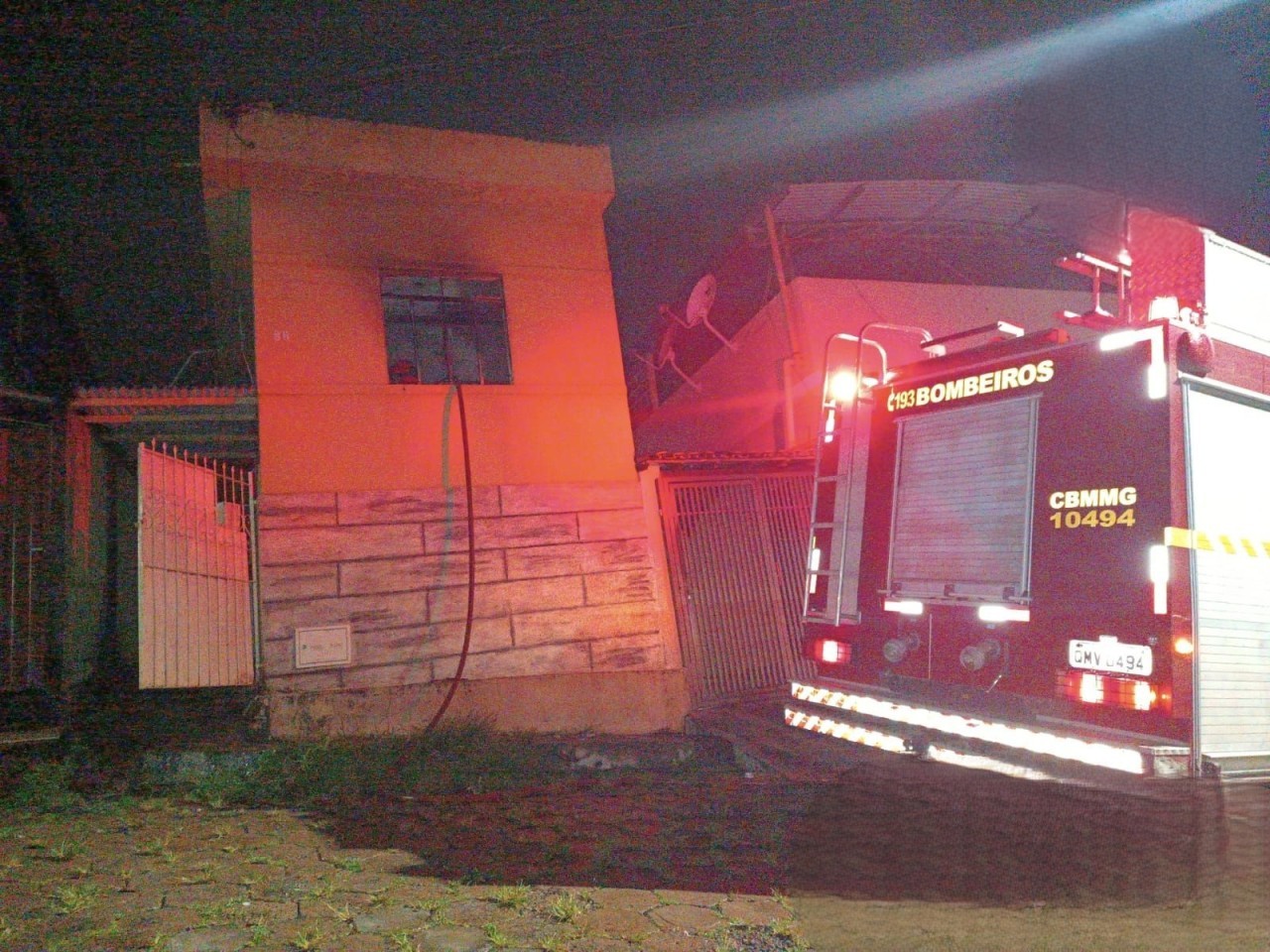 Casa pega fogo em Formiga e moradora diz que incêndio foi provocado pelo ex-companheiro