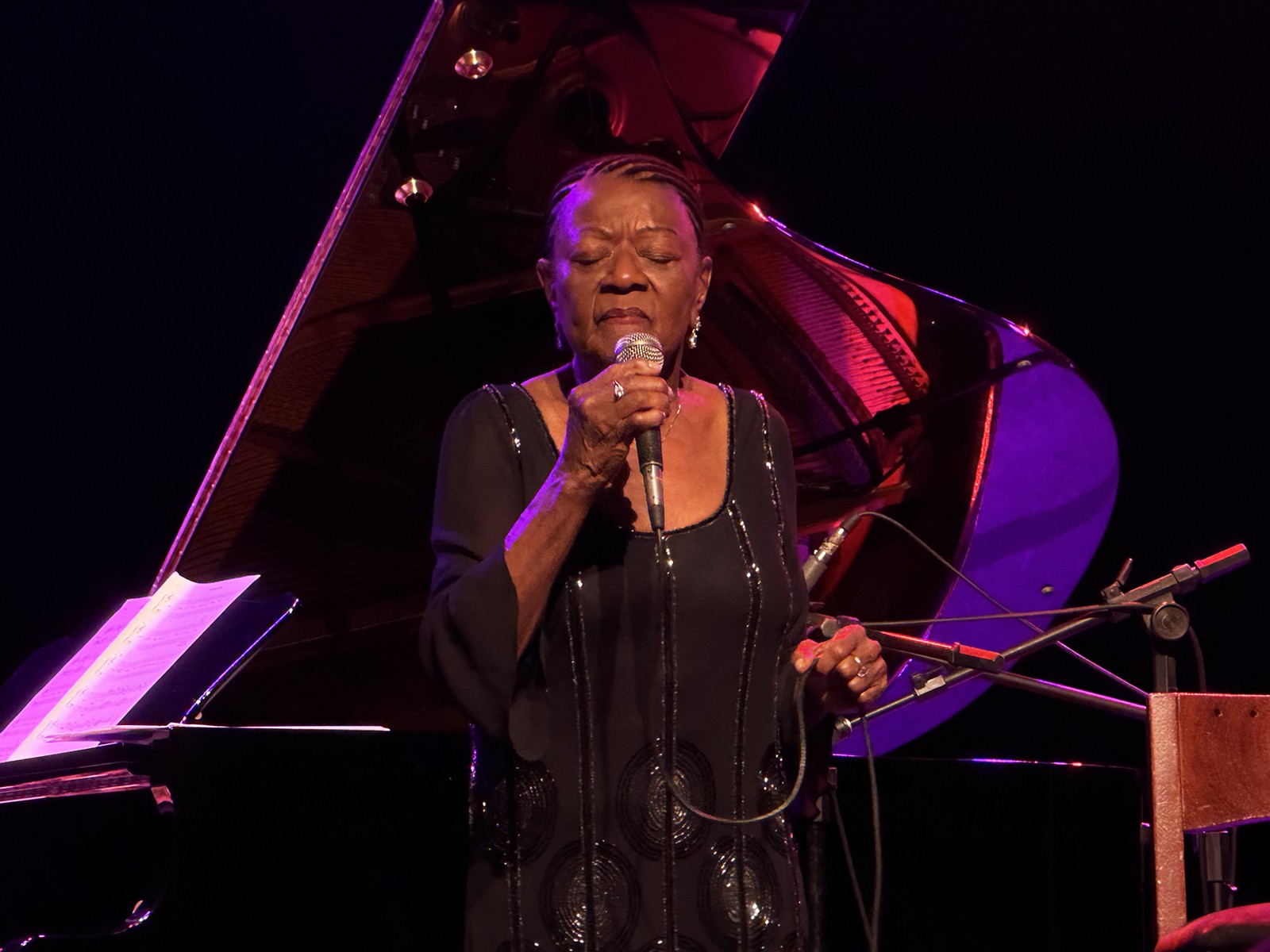 Alaíde Costa festeja 90 anos em cena, com coerência e integridade artística, e ainda em tempo de reparação histórica