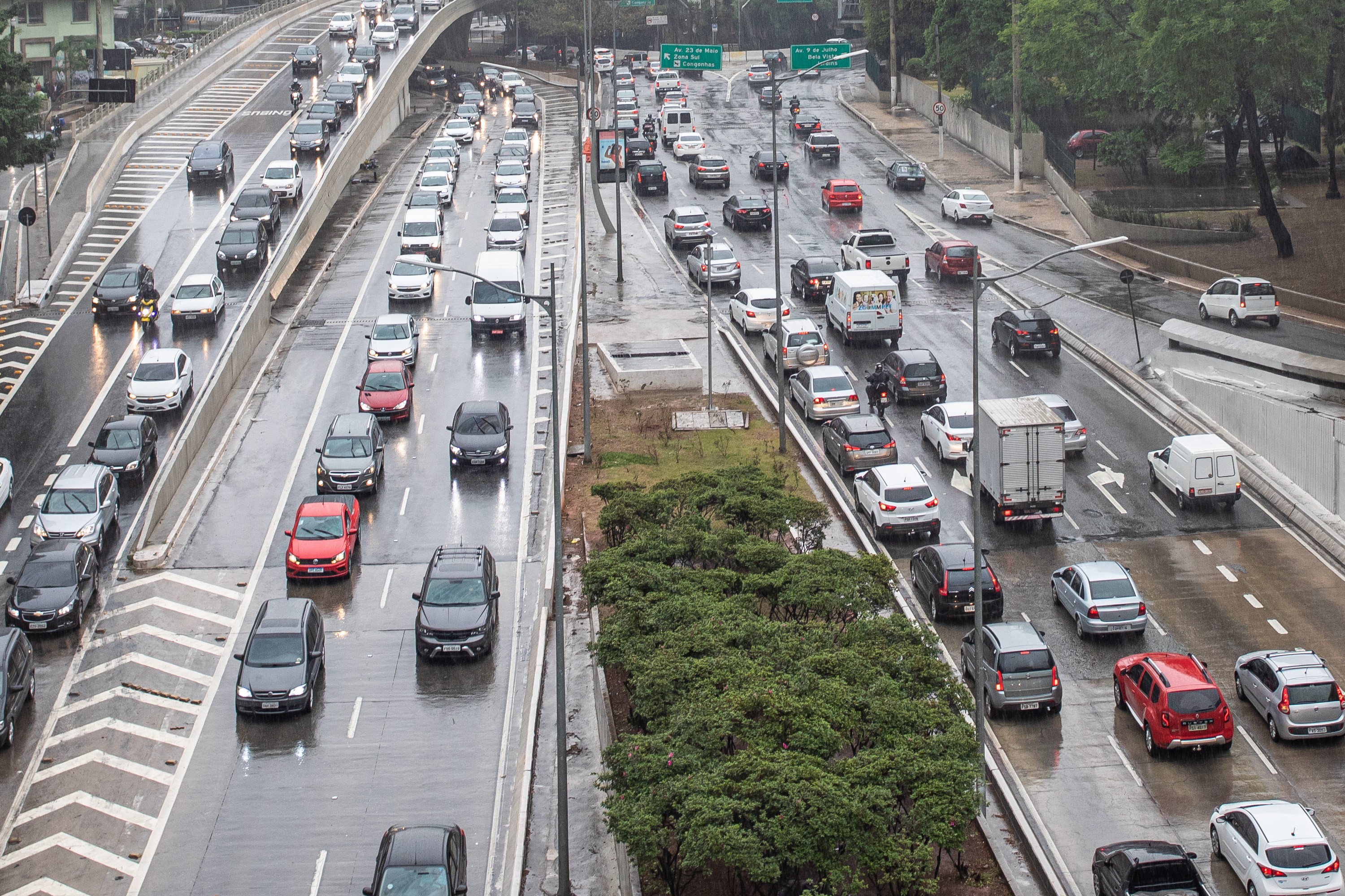 Com chuva, São Paulo bate recorde de trânsito pela manhã com 1.059 km de congestionamento