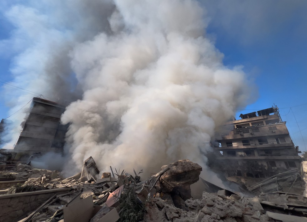 Foto mostra fumaça em prédio destruído por ataque aéreo israelense em Dahiyeh, ao sul de Beirute, capital do Líbano, no dia 3 de março de 2026 — Foto: Hussein Malla/AP