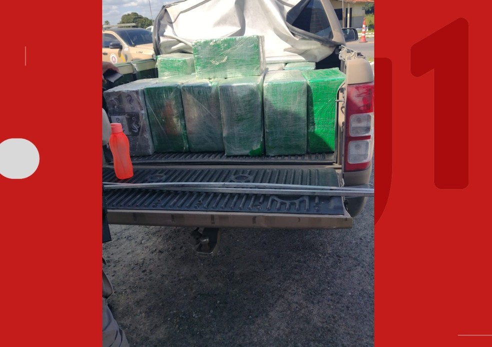 O motorista e a droga apreendida foram encaminhados para Complexo Policial Investigador Bandeira, localizado no bairro Jomafa, em Feira de Santana — Foto: Polícia Rodoviária Estadual (PRE-BA)