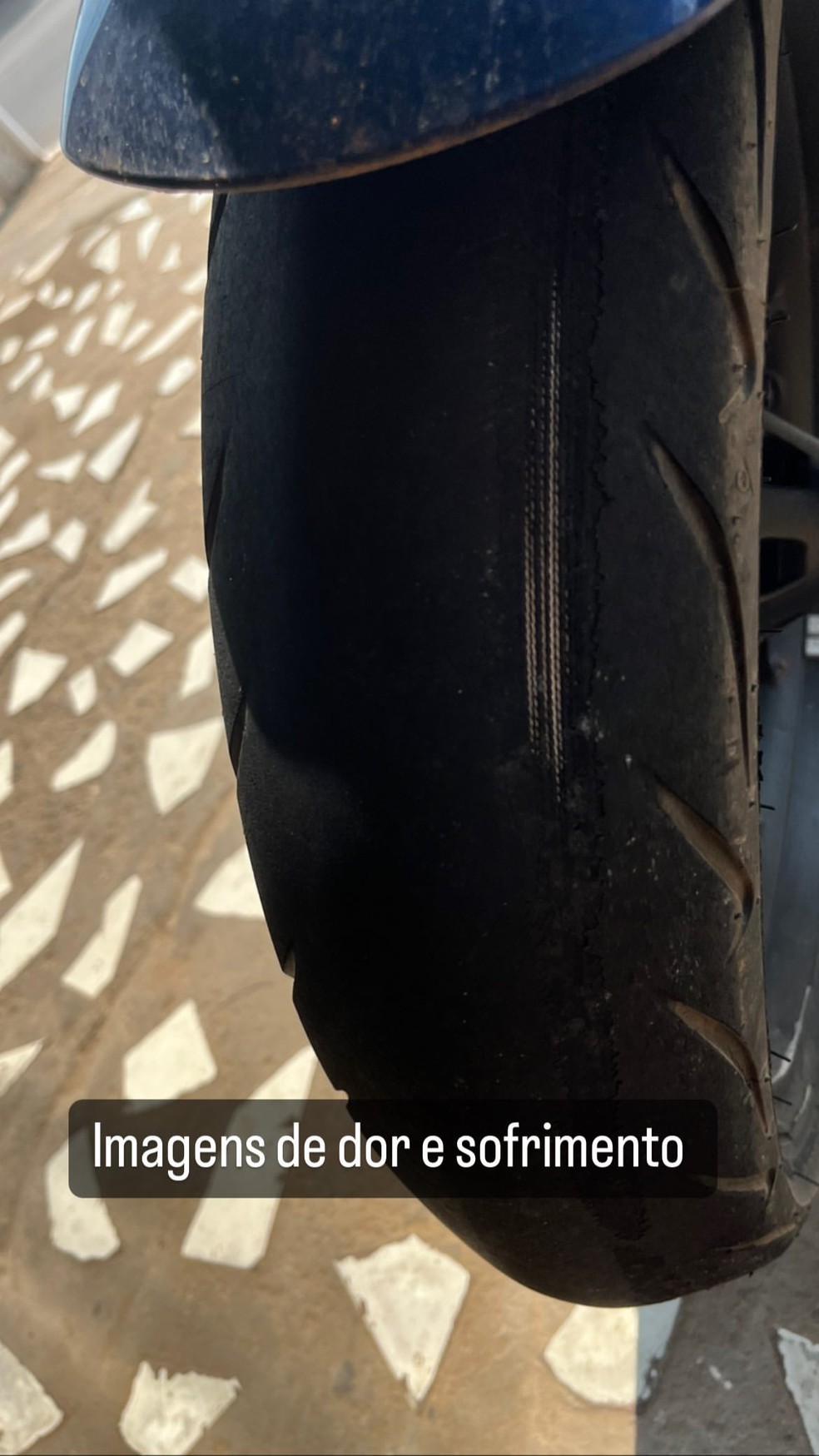 Poucas horas antes do acidente, Junior compartilhou em uma rede social que um pneu de sua moto estava furado — Foto: Reprodução