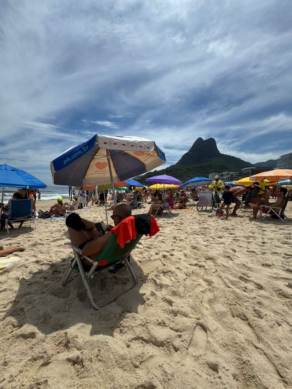 Praias ficaram cheias neste sábado (7) no Rio — Foto: Reprodução