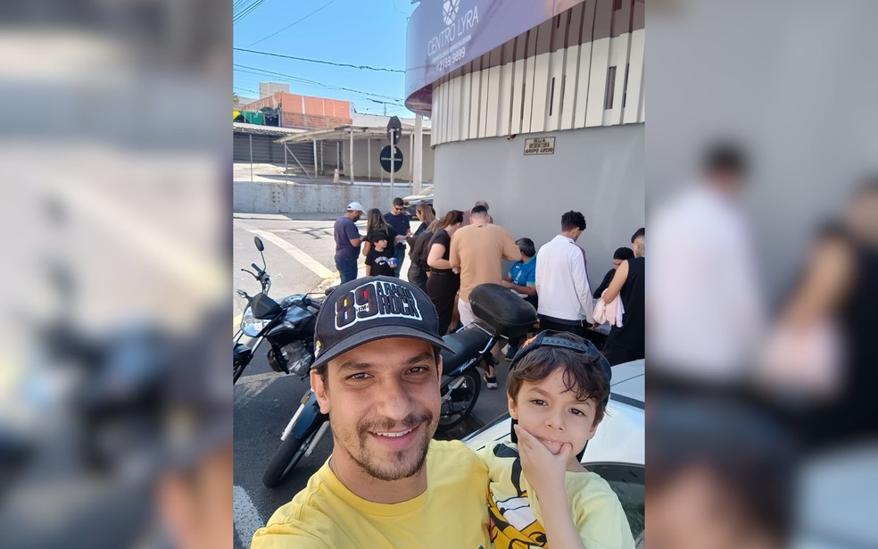 Colecionador e filho de quatro anos trocando figurinhas em evento em São José do Rio Preto (SP). — Foto: Arquivo pessoal