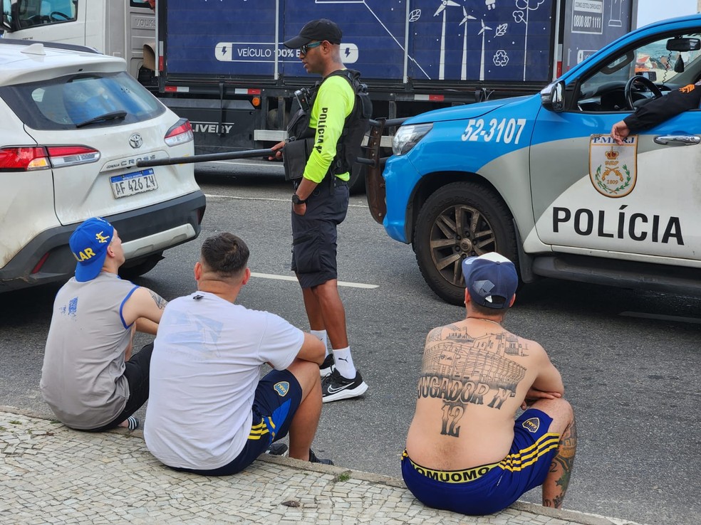 Torcedores do Boca são conduzidos para a delegacia nesta sexta — Foto: Raoni Alves/g1