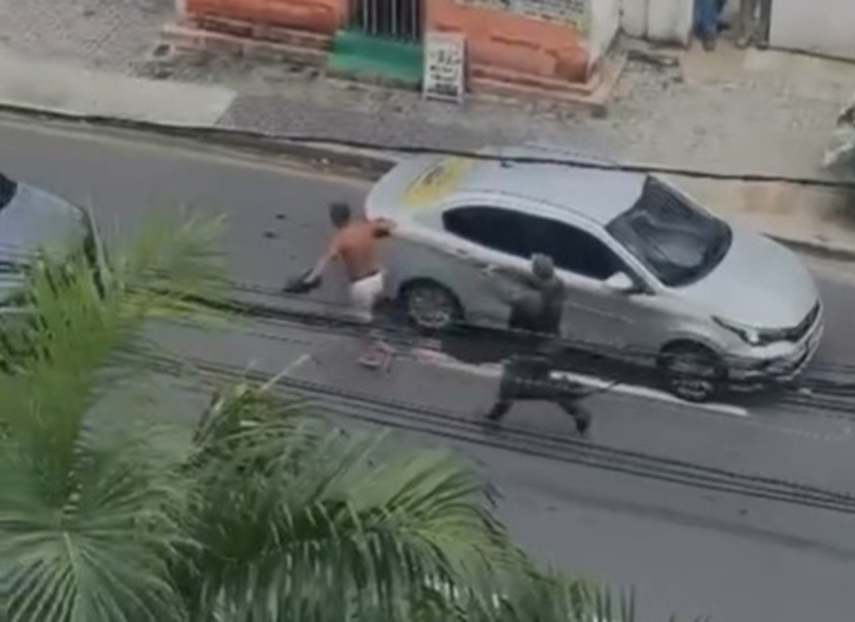 Vídeo mostra homem fugindo da PM após ser abordado por suspeita de violência contra mulher dentro de carro