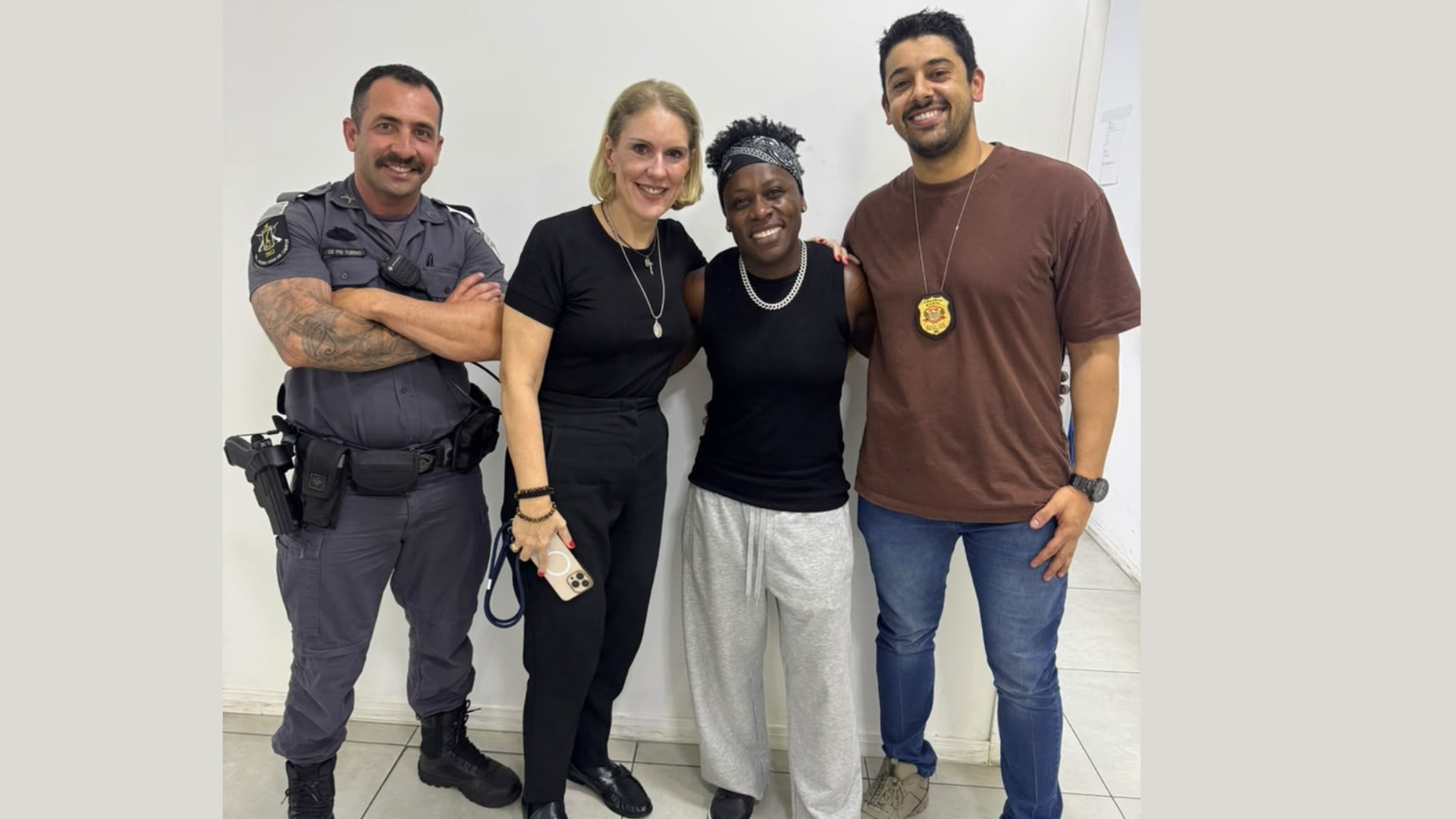 Neném, da dupla com Pepê, é levada à delegacia após ser abordada com carro clonado; cantora diz que foi vítima de golpe 
