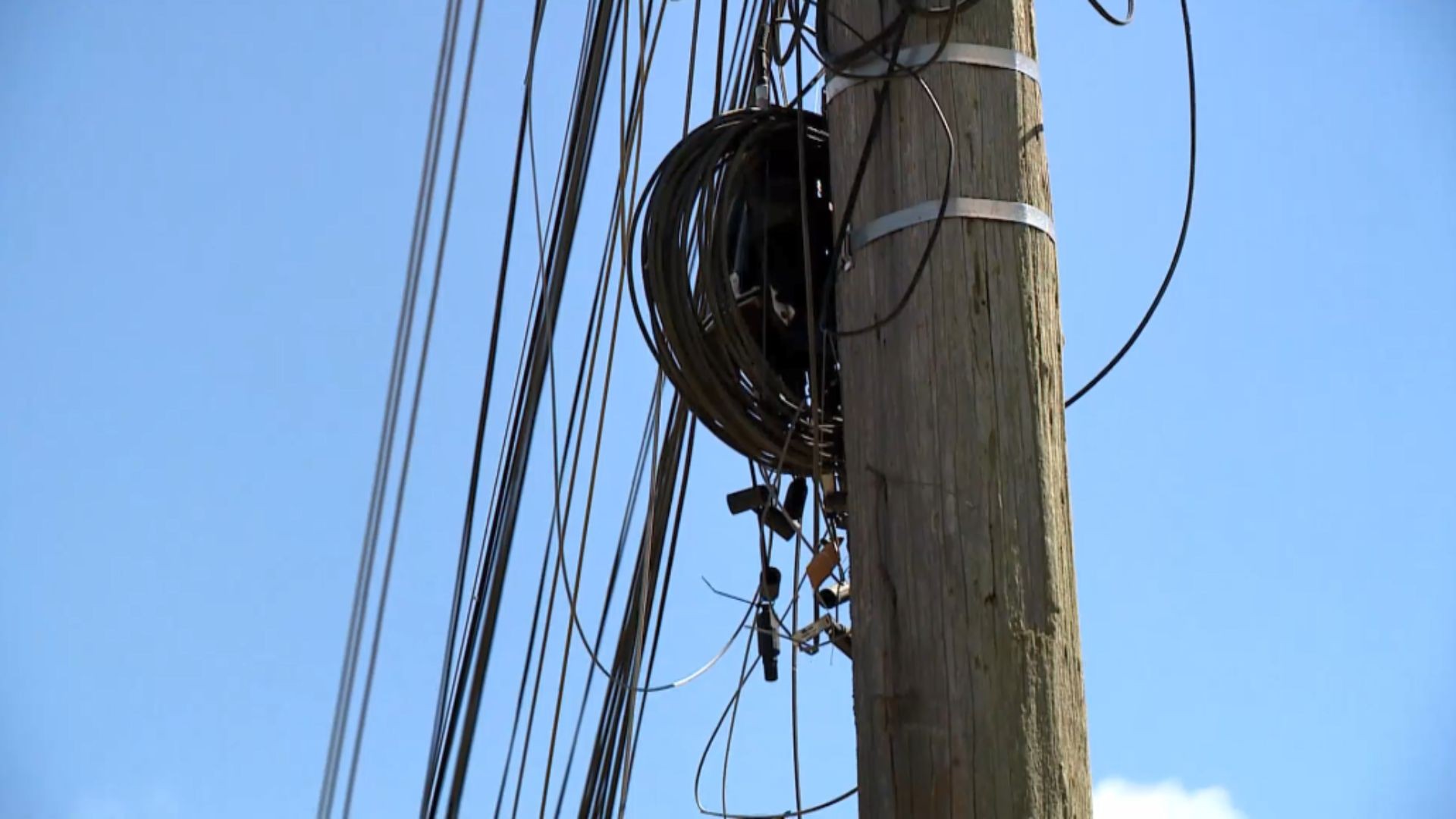 Wi-fi do tráfico: criminosos cortam fios de operadoras de internet e obrigam moradores a adquirir provedor clandestino no ES