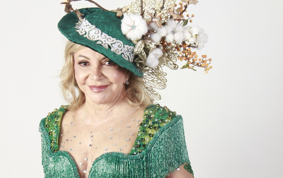 Maria com vestido temático que ficou com o 1° lugar na competição
