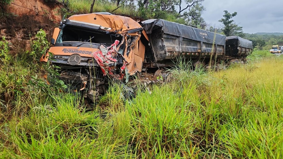 Um dos aminhões estava carregado com farelo de soja  — Foto: PMRv/Divulgação